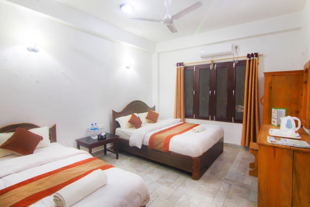 Hotel Chitwan Park Village Sauraha Ngoại thất bức ảnh